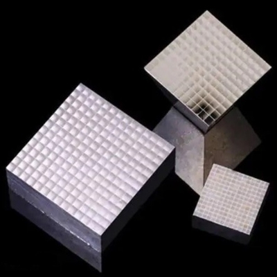 High Light Yield High Density LYSO(Ce) Scintillation Crystal Dengan Waktu Peluruhan Pendek